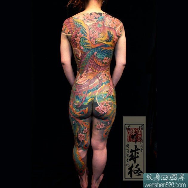 点击大图看下一张：女子后满身的彩色霸气刺青作品图2
