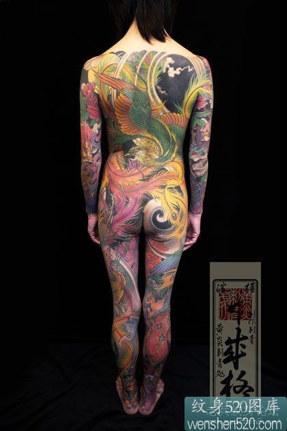 点击大图看下一张：女子后满身的彩色霸气刺青作品