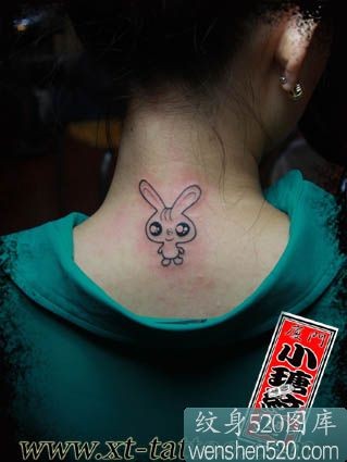 点击大图看下一张：女子后颈部的小兔子刺青图案
