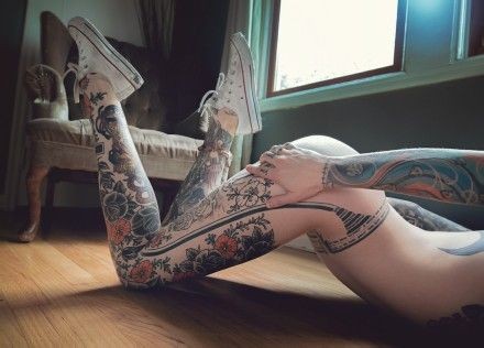 点击大图看下一张：女性的翘臀大花腿纹身图案