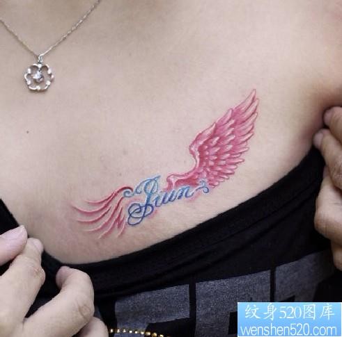 点击大图看下一张：女性纹身图片：胸部彩色翅膀纹身图案