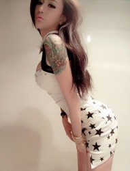 女性纹身图片：腰部华丽彩色蝴蝶纹身图案