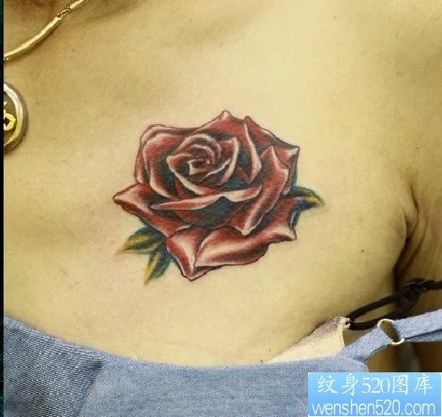 点击大图看下一张：女性纹身图片：胸部彩色玫瑰纹身图案