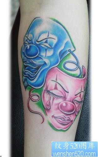 点击大图看下一张：女性纹身图片：手臂彩色面具纹身图案