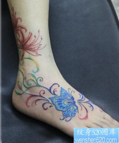 点击大图看下一张：女性纹身图片：脚部彩色蝴蝶精灵藤蔓纹身图案