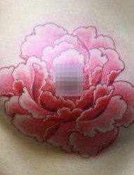 女性纹身图片：胸部彩色牡丹纹身图案