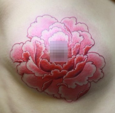 点击大图看下一张：女性纹身图片：胸部彩色牡丹纹身图案