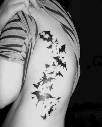 点击大图看下一张：背部一群蝙蝠的纹身