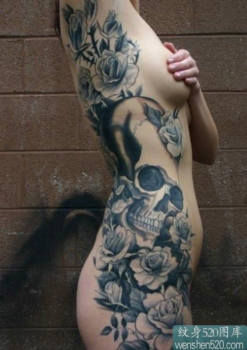 点击大图看下一张：女性全裸侧腰黑白骷髅和花朵纹身