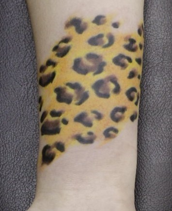 点击大图看下一张：女性纹身图片：手臂彩色豹纹纹身图案
