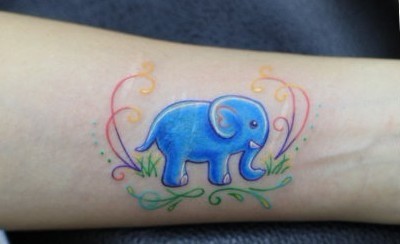 点击大图看下一张：女性纹身图片：手臂彩色可爱卡通大象纹身图案