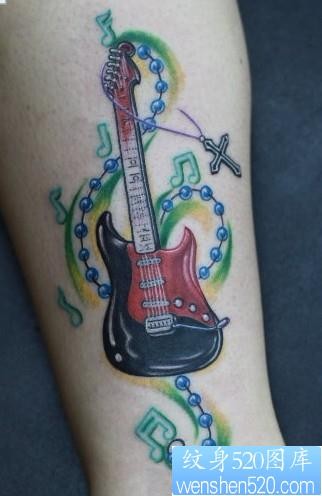 点击大图看下一张：女性纹身图片：腿部彩色贝斯吊链音符纹身图案