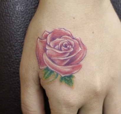 点击大图看下一张：女性纹身图片：手背彩色玫瑰纹身图案