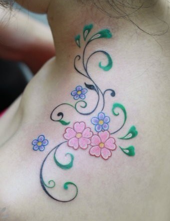 点击大图看下一张：女性纹身图片：肩部彩色樱花藤蔓纹身图案