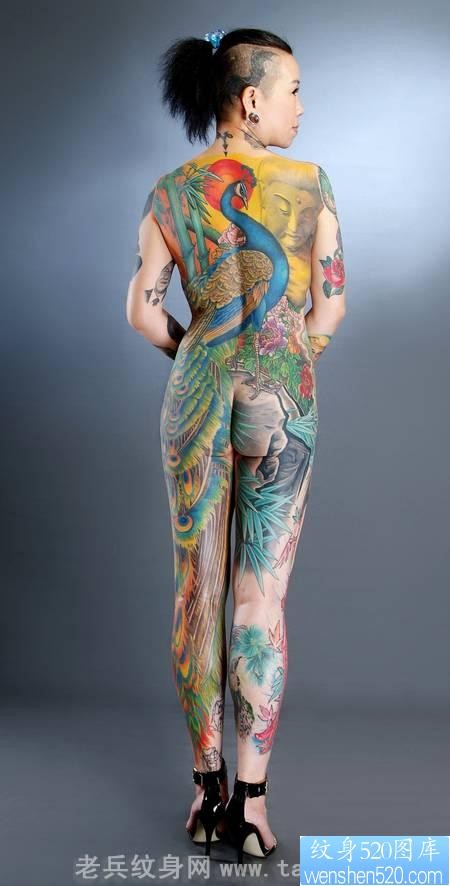 点击大图看下一张：女性全身纹身欣赏：mn美女的彩色孔雀佛纹身图案写真