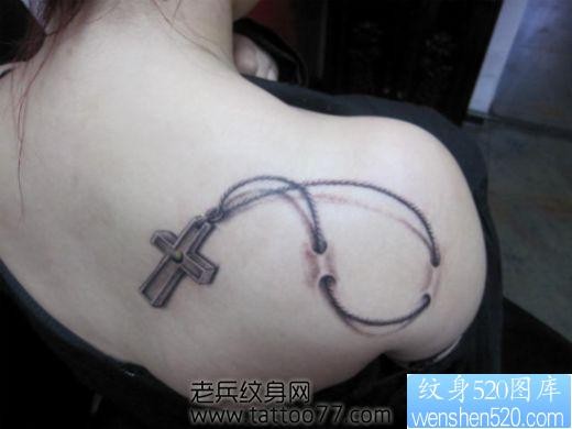 点击大图看下一张：美女肩部唯美好看的十字架吊链纹身图片