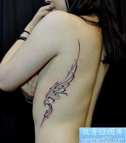点击大图看下一张：美女侧胸精美的藤蔓翅膀纹身图片
