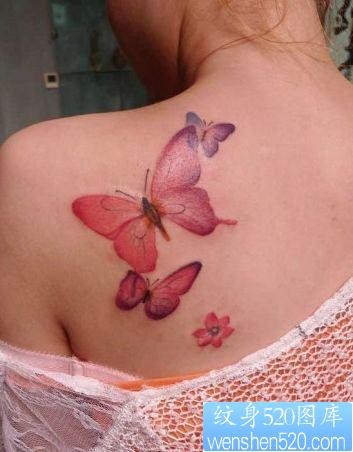 点击大图看下一张：美女背部好看的彩色蝴蝶纹身图片