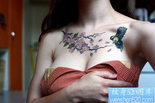 点击大图看下一张：女人前胸花卉与小鸟纹身图片