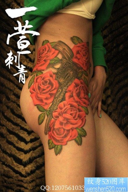 点击大图看下一张：美女腰部到腿部流行漂亮的玫瑰花与手枪纹身图片