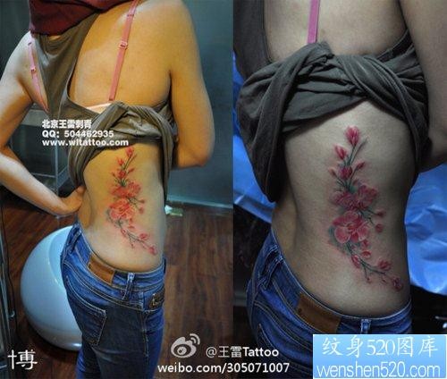 点击大图看下一张：女性腰部好看的彩色花卉纹身图片