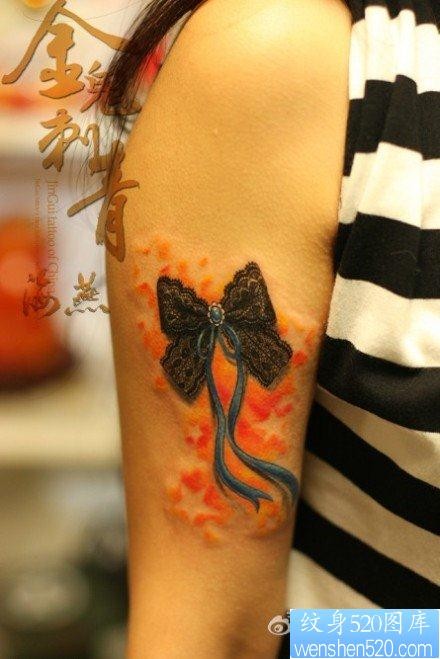 点击大图看下一张：美女手臂精美好看的蕾丝蝴蝶结纹身图片