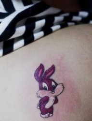 美女腰部可爱小巧的兔子纹身图片
