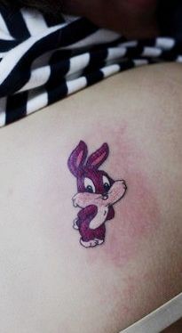 点击大图看下一张：女孩子喜欢的可爱卡通小兔子纹身图片