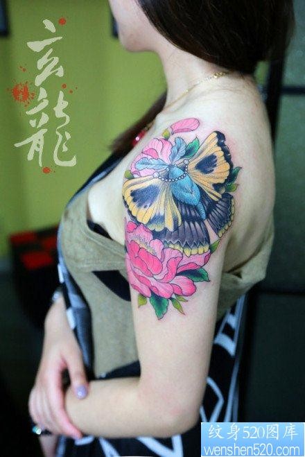 点击大图看下一张：美女手臂漂亮前卫的彩色蝴蝶纹身图片