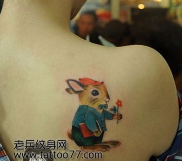 点击大图看下一张：美女背部超可爱的小兔子纹身图片