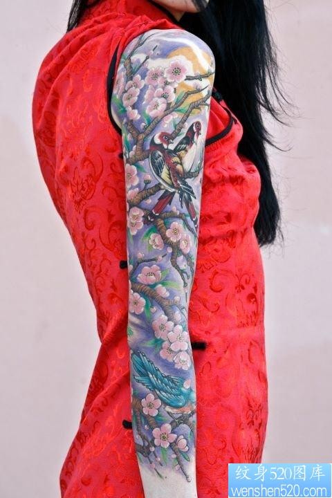 点击大图看下一张：一张美女花臂喜鹊梅花纹身图片