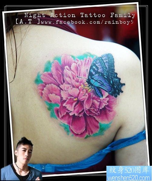 点击大图看下一张：美女后肩背漂亮的花卉与蝴蝶纹身图片