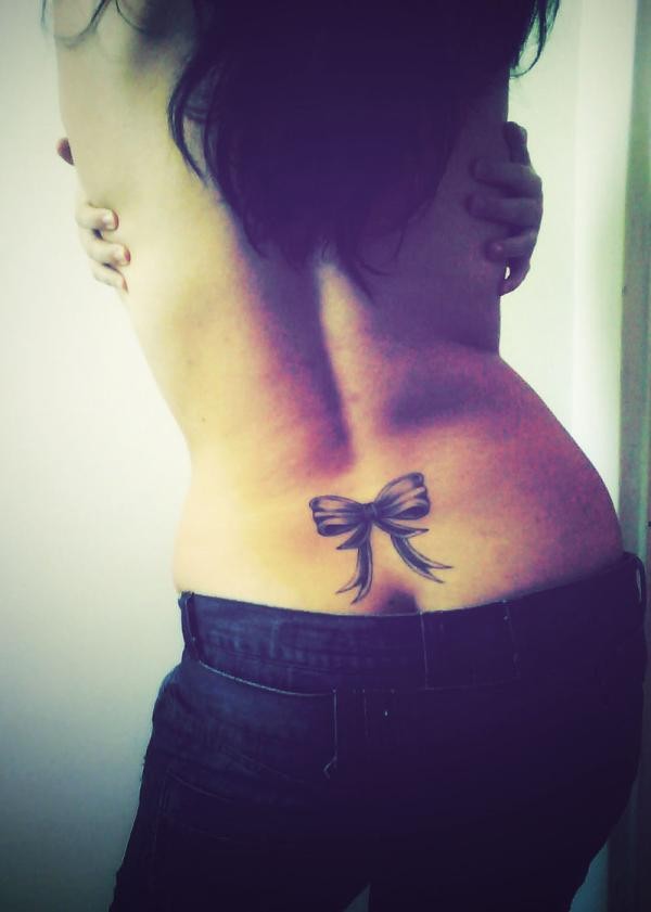 点击大图看下一张：臀部漂亮的小蝴蝶结纹身