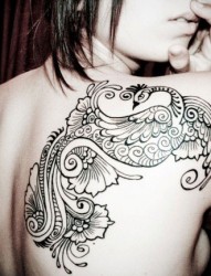 一组女性背部凤凰飞翔的纹身图案
