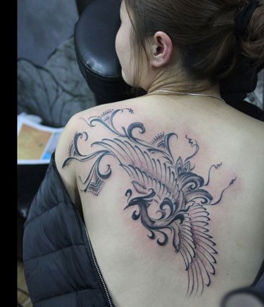 点击大图看下一张：一组女性背部凤凰飞翔的纹身图案图5