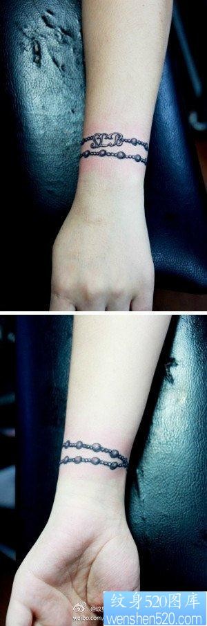 点击大图看下一张：女人手腕小巧精美的黑白手链纹身图片