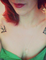 美女肩部两只小小的燕子纹身