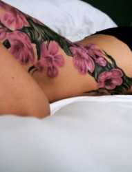 美女腿上性感的纹身