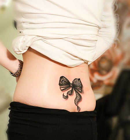 点击大图看下一张：纹身520图库推荐一幅后腰上漂亮的蝴蝶结纹身