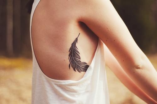 点击大图看下一张：女性胸部漂亮的羽毛纹身