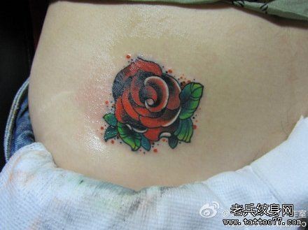 点击大图看下一张：女人腹部小巧唯美的new school玫瑰花纹身图片