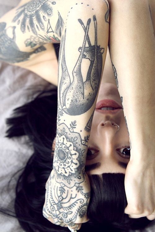 点击大图看下一张：女性的花臂纹身