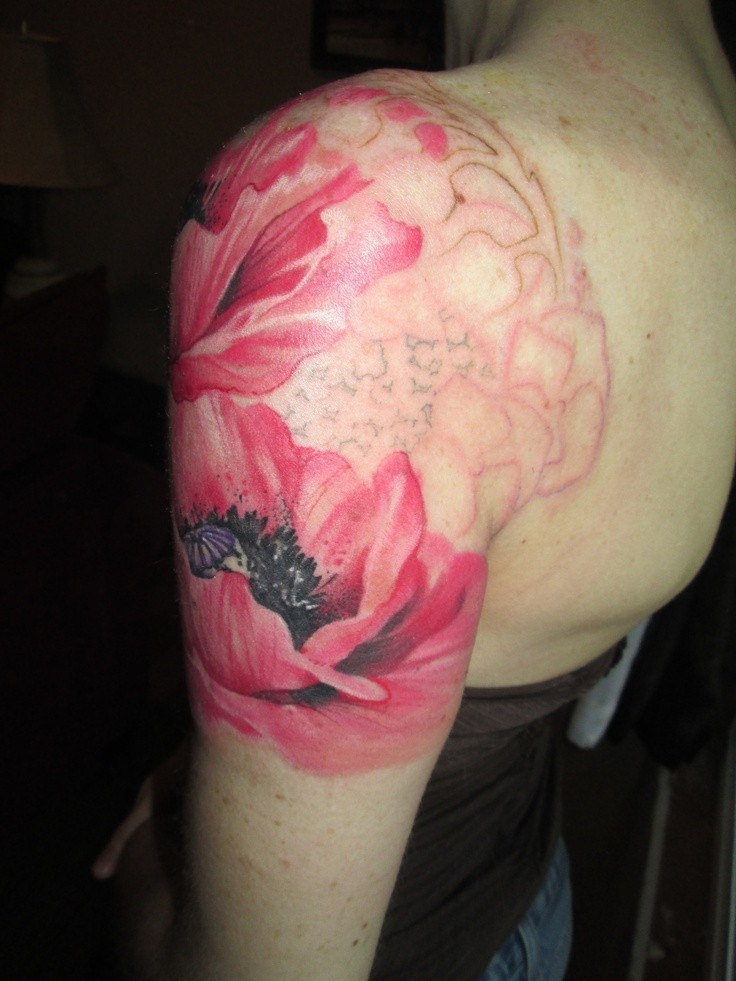 点击大图看下一张：肩部漂亮的莲花纹身