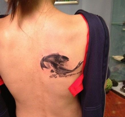 点击大图看下一张：女性背部水墨鱼纹身