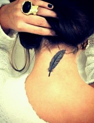 女性颈部漂亮的羽毛纹身