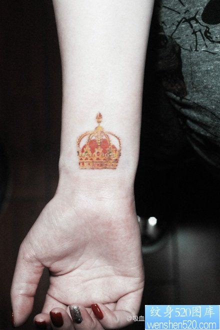 点击大图看下一张：女人手腕小巧精美的皇冠纹身图片