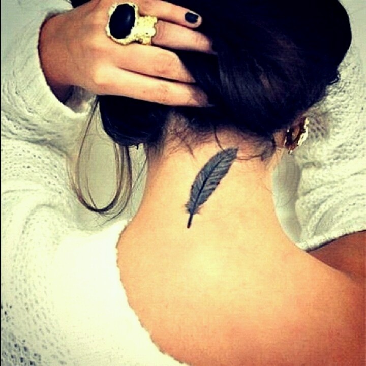 点击大图看下一张：女性颈部漂亮的羽毛纹身