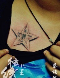 美女胸部立体潮流的五角星纹身图片