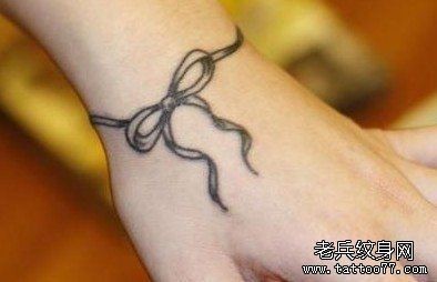 点击大图看下一张:一幅小清新手腕纹身图片