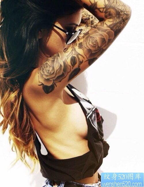 点击大图看下一张：一幅女人花臂纹身图片
